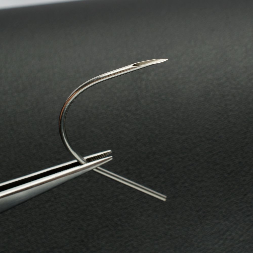Tri-Beveled Ultra-Sharp Tips Biomedical-Grade Silicone Coated Piercing Curved Needles (50 needles per box)